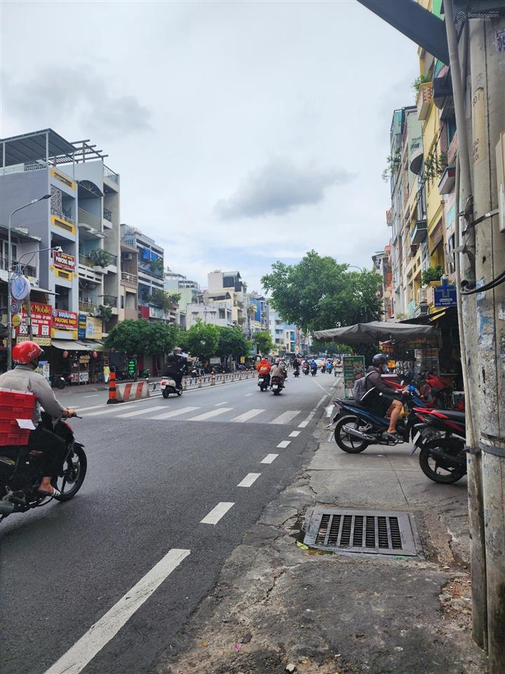 Gia đình tôi cần bán nhanh căn nhà 2 mặt tiền 3 lầu hoàng diệu quận 4 ngay phố ăn uống, kd sầm uất