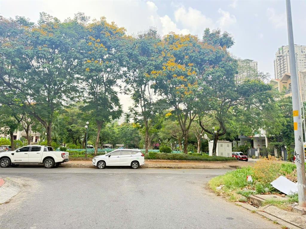 Cho thuê nhà riêng tại quận 7, view hồ sen, công viên, có hầm, 5 tầng, 4,5x20(90m2) 6pn,5wc, ở ngay