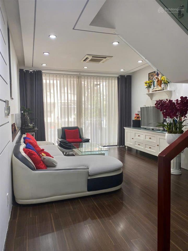 Cho thuê nhà riêng tại quận 7, view hồ sen, công viên, có hầm, 5 tầng, 4,5x20(90m2) 6pn,5wc, ở ngay