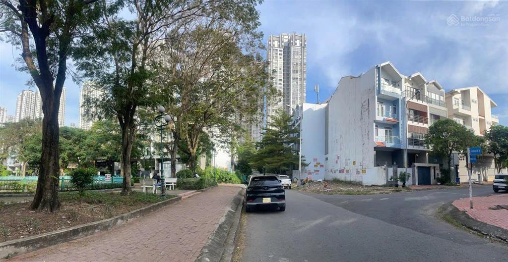 Cho thuê nhà riêng tại quận 7, view hồ sen, công viên, có hầm, 5 tầng, 4,5x20(90m2) 6pn,5wc, ở ngay