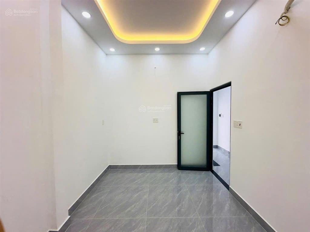 Bán căn nhà đường ô tô 5.5m ngay dương quảng hàm,gò vấp. 3 phòng ngủ,  0984 555 ***