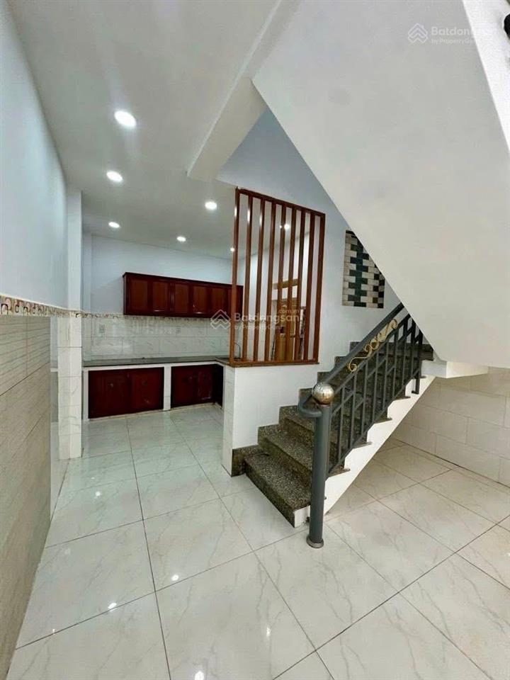 Bán nhà giáp quận 1 đường bến vân đồn quận 4 kế trường đặng trần côn. 1 trệt 1 lầu giá 2tỷ4 hẻm oto