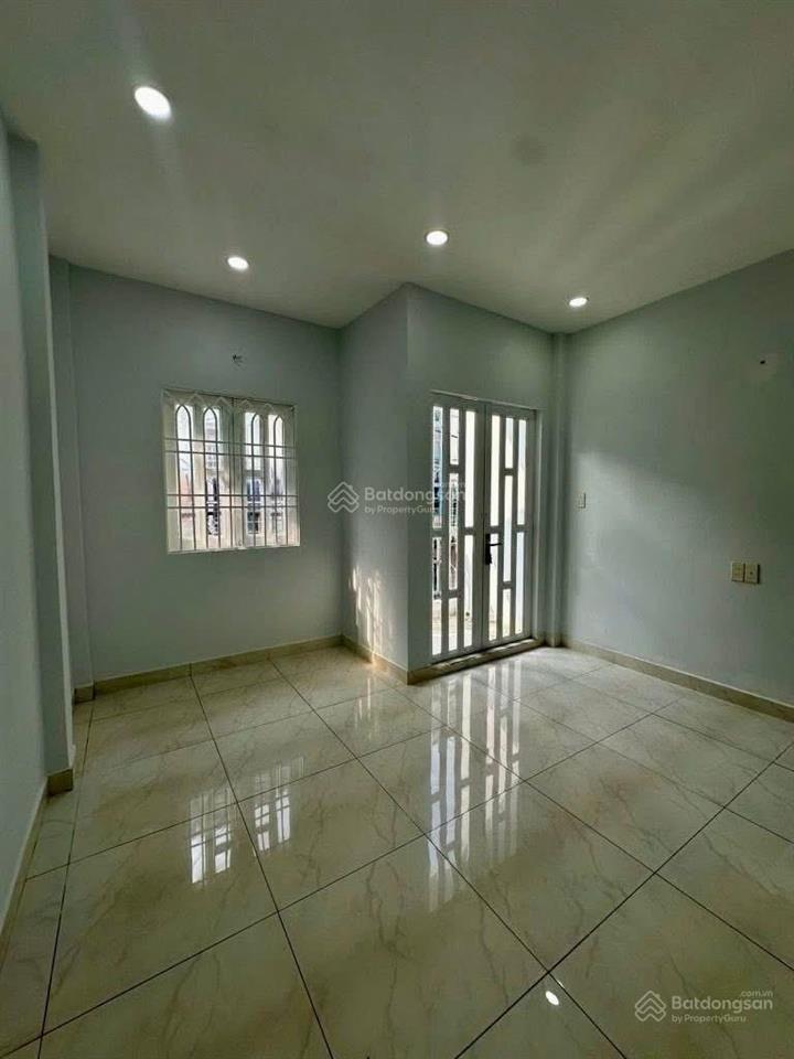 Bán nhà giáp quận 1 đường bến vân đồn quận 4 kế trường đặng trần côn. 1 trệt 1 lầu giá 2tỷ4 hẻm oto