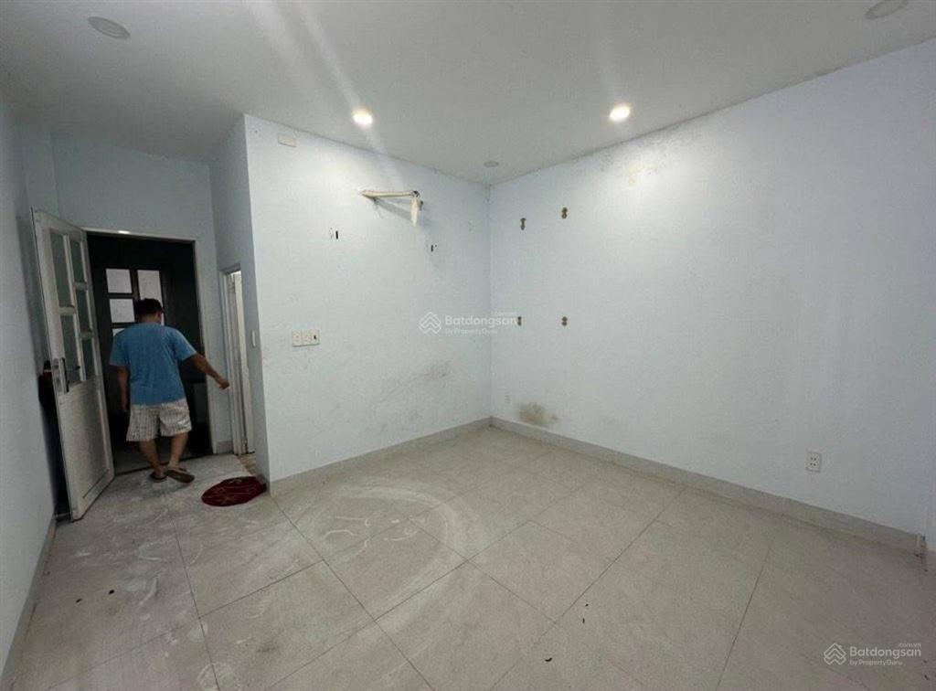 Bán nhà trống dọn vào ở ngay đường bùi hữu nghĩa, p7, quận 5 giá 2tỷ48 sổ riêng. diện tích 50m2