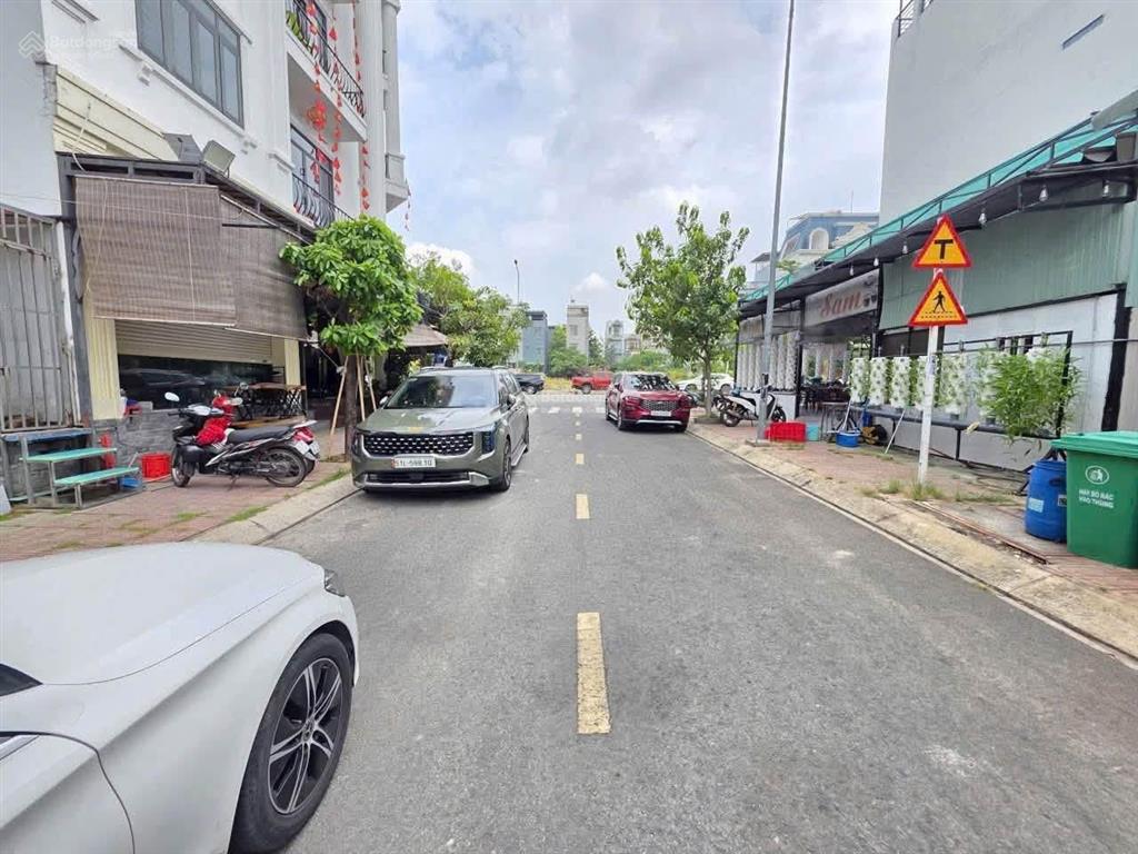 Bán đất nền mặt tiền đt 743a, an bình, dĩ an cũ giá chỉ 999triệu cách làng đại học 3 phút. sổ riêng