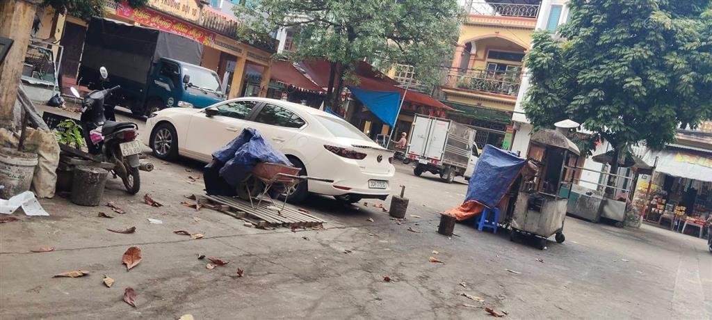 Bình vọng văn bình thường tín. dt57,1m mt4,5m giá 6,2 tỷ.đường thông ô tô chạy vòng quanh bám ql1a