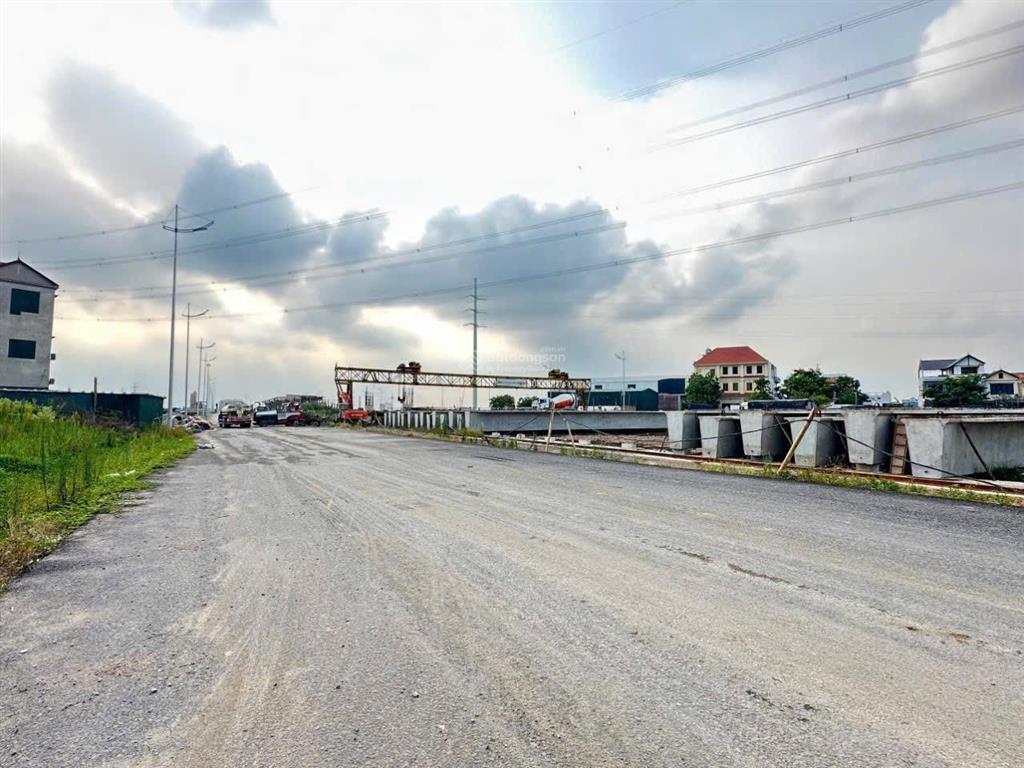 Siêu phẩm tại xâm động, hồng vân dt 43.5m2. mt=hậu 5m giá 3,65 tỷ trước nhà ô tô chạy thông