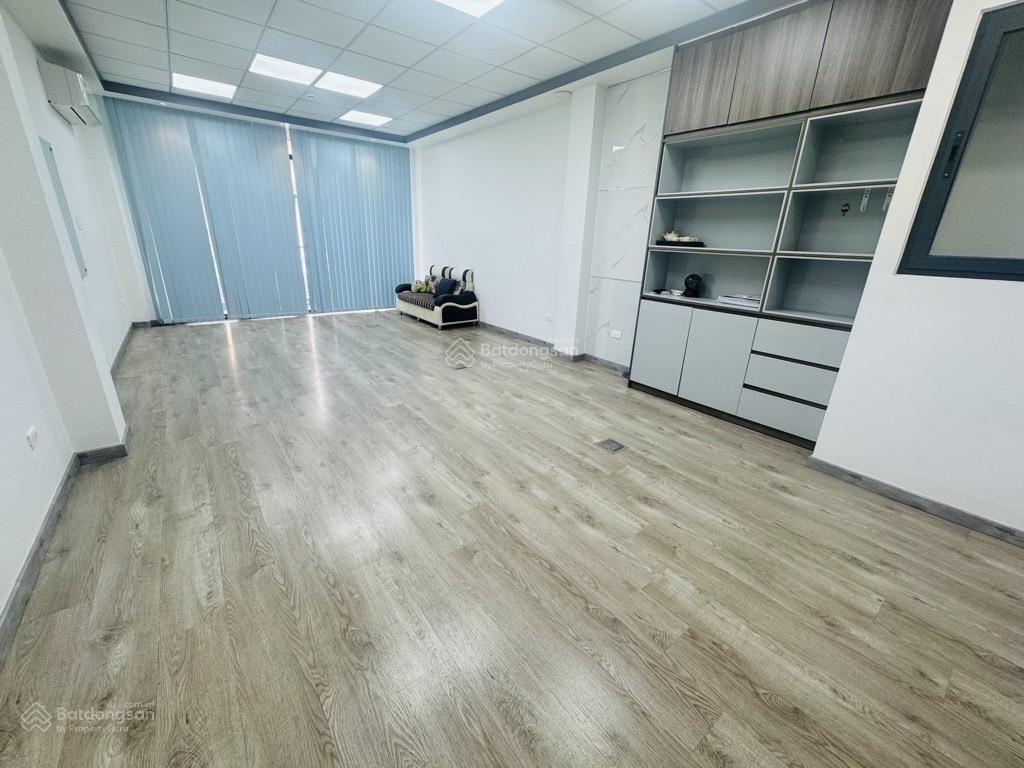 Bán nhà mặt tiền + thang máy  ngay sân bay tân sơn nhất  mở văn phòng công ty kinh doanh đẹp .