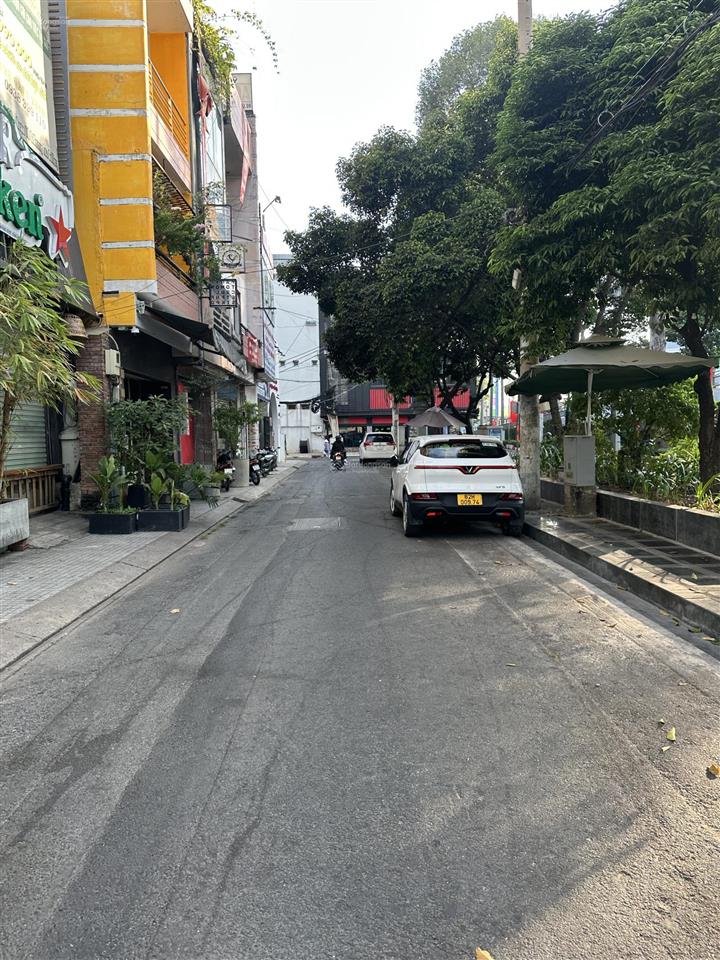 Quận 10  3 tháng 2 65m2 cạnh công an quận  đường 8m ô tô tránh nhau .