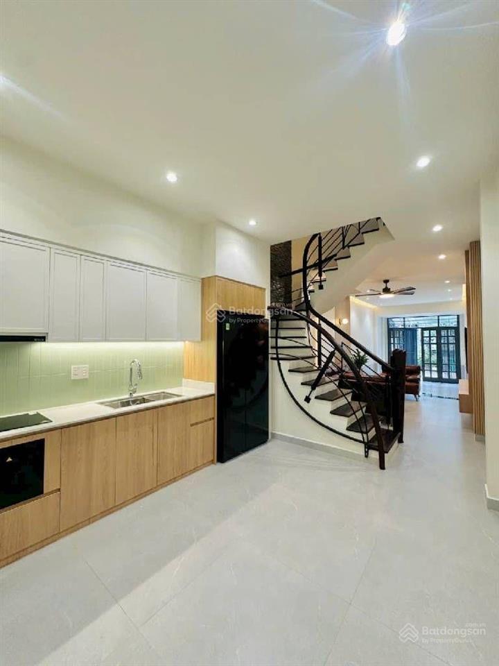 Quận 10  3 tháng 2 65m2 cạnh công an quận  đường 8m ô tô tránh nhau .