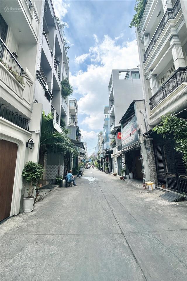 Bán nhà ngay vòng xoay đầm sen đường 8m thông  ô tô ngủ nhà nhỉnh 9 tỷ .