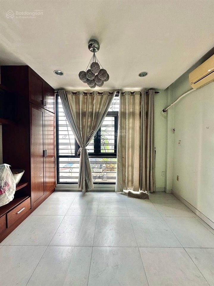 Bán nhà ngay vòng xoay đầm sen đường 8m thông  ô tô ngủ nhà nhỉnh 9 tỷ .
