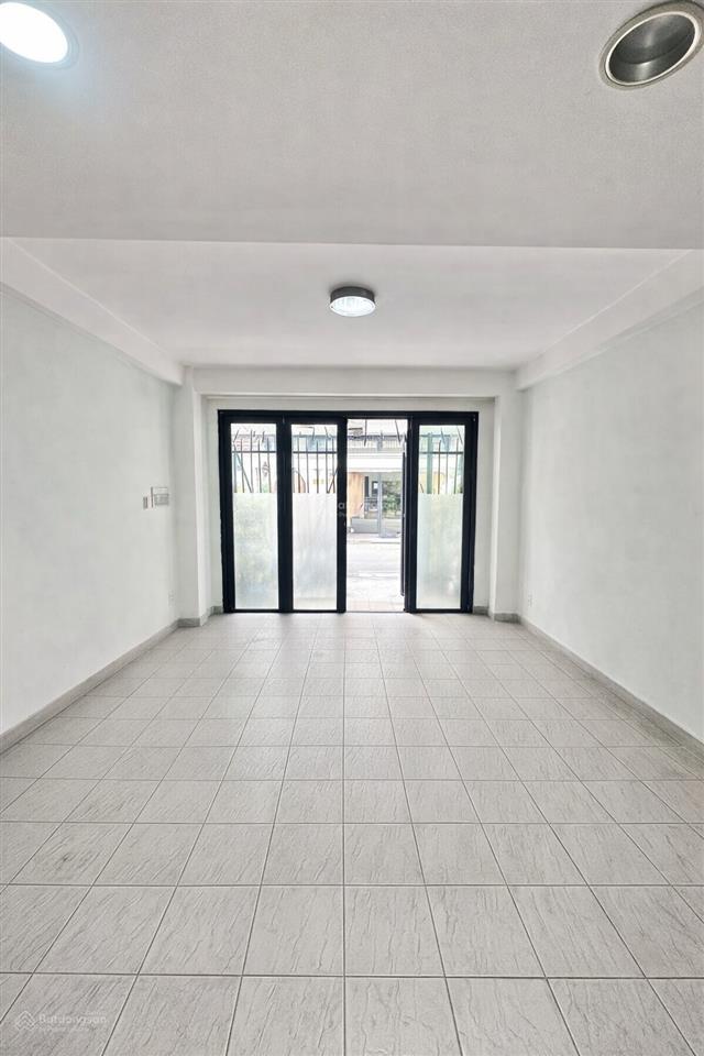 Bán nhà ngay vòng xoay đầm sen đường 8m thông  ô tô ngủ nhà nhỉnh 9 tỷ .