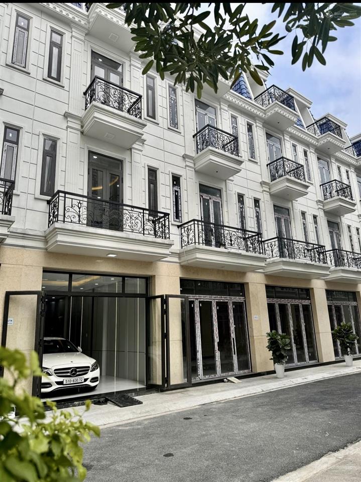 Kiến trúc pháp an ninh 24/7  giáp quận 10 khu compound công viên sát nhà 12 tỷ hơn .