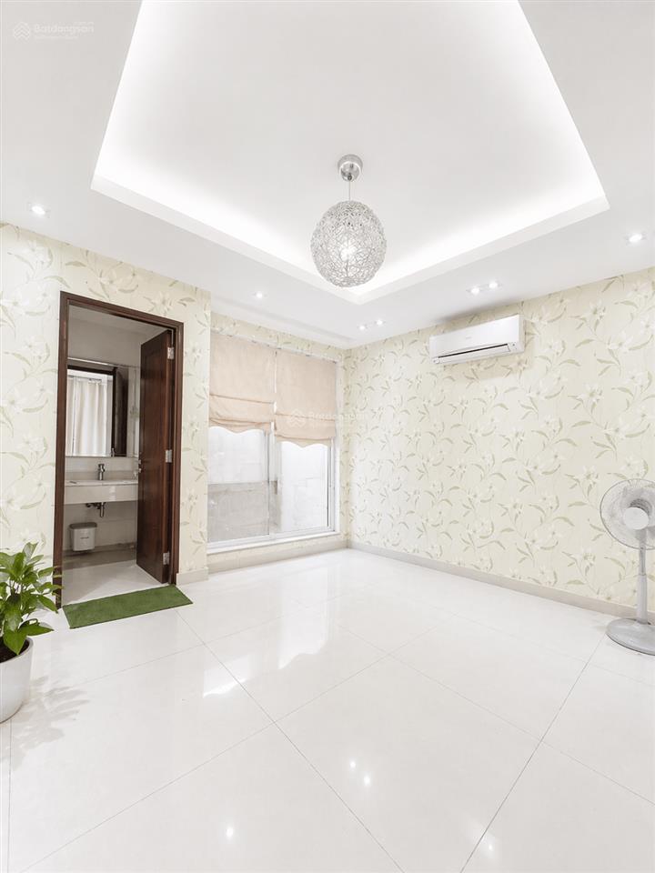 Hồng lạc 245m2  5 tầng đẹp ngang 5m rộng  sát mặt tiền nhà đẹp ở ngay.