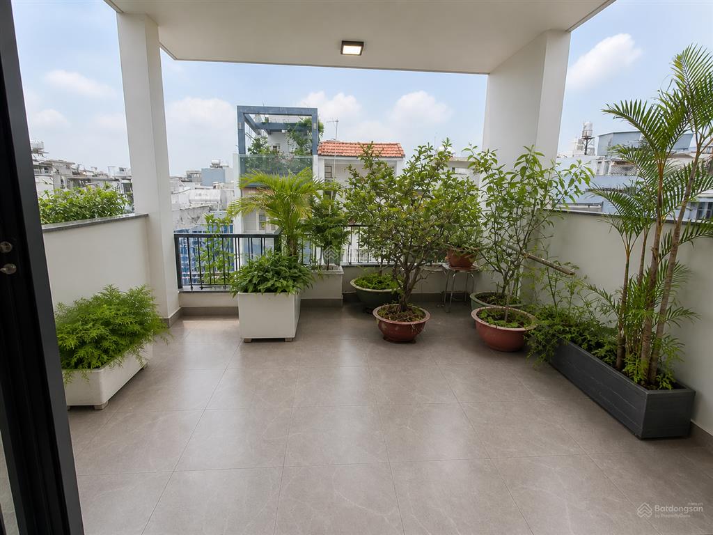 Mặt tiền 4 tầng hiện đại ngang lớn 4,4m khuvip bàu cát  ngã 4 bảy hiền kinh doanh đẹp .