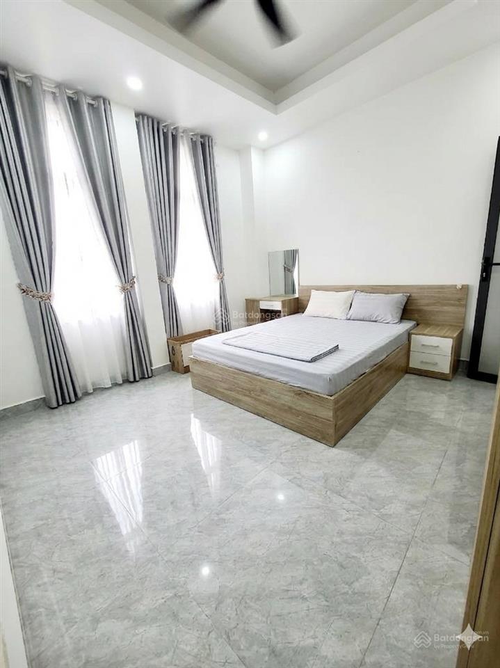 Ngã 4 âu cơ  lạc long quân ngang hiếm 6m  5 tầng ô tô ngủ nhà không lộ giới 12 đồng hơn .