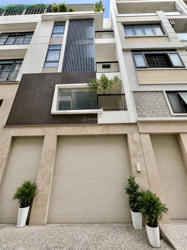 Ngã 4 âu cơ  lạc long quân ngang hiếm 6m  5 tầng ô tô ngủ nhà không lộ giới 12 đồng hơn .
