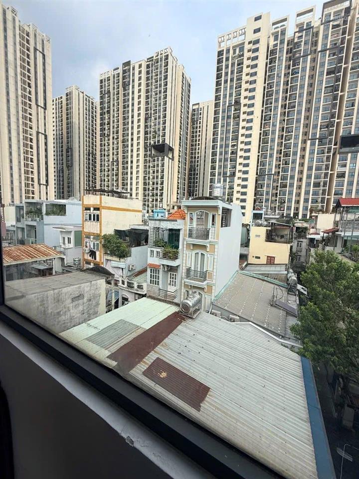Hàng xóm hà đô centrosa  5 tầng nở hậu 10m  ô tô đổ cửa  trung tâm quận 10 .