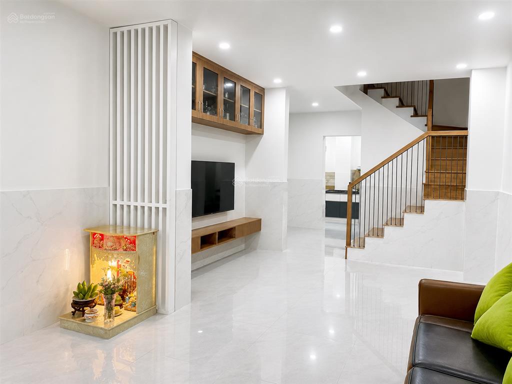 Cạnh 3 tháng 2  lê đại hành ngang 5,5m cách mặt tiền 15m  hiện đại mới sổ vuông  giao dịch ngay