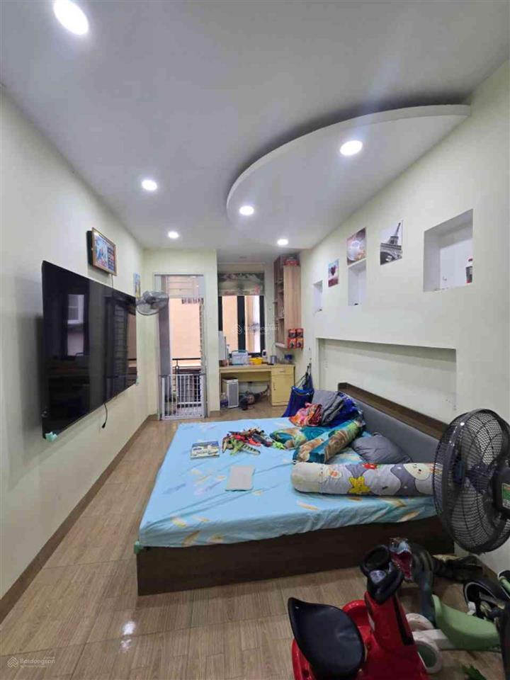 Bán nhà quận 10 bà hạt thông ngô gia tự  5 tầng lung linh tặng điện mặt trời.