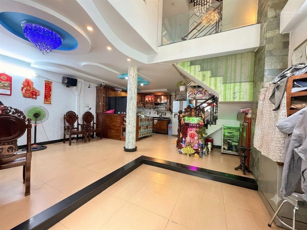6 tầng hiếm ngang 6m  ngã 4 ngô gia tự  sư vạn hạnh nhà đẹp  sổ vuông công chứng ngay.