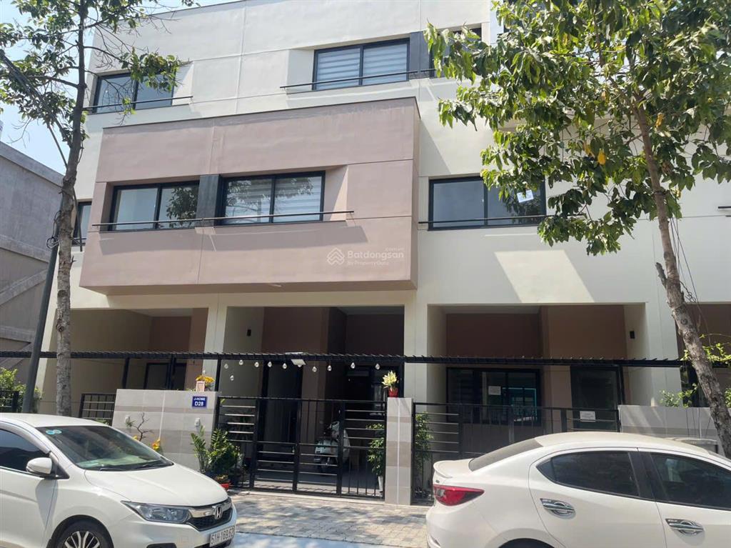 Cần bán gấp căn nhà phố sân vườn sài gòn  3 tầng  chuẩn nhật j home 3 tỷ 750  công chứng liền