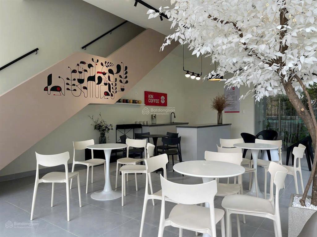 Cho thuê căn góc 2 tầng  đã setup sẵn cafe sân vườn 12tr/tháng. vừa ở, vừa bán cafe thuận lợi