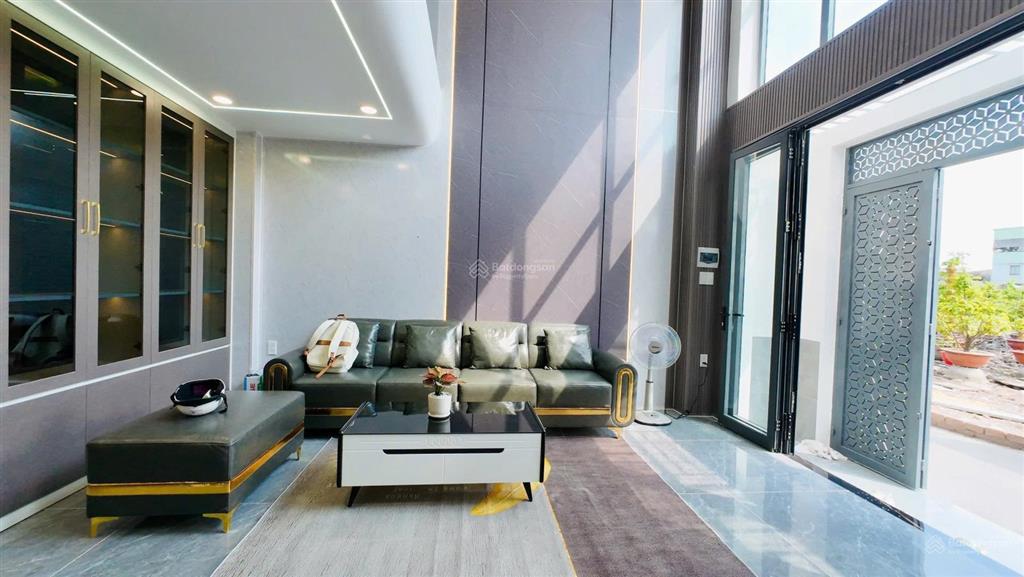Nhà 5.5x10, có 4 tầng, 5 phòng ngủ, 6wc, full nội thất hẻm vườn lài nối dài, giá 5.63 tỷ tl