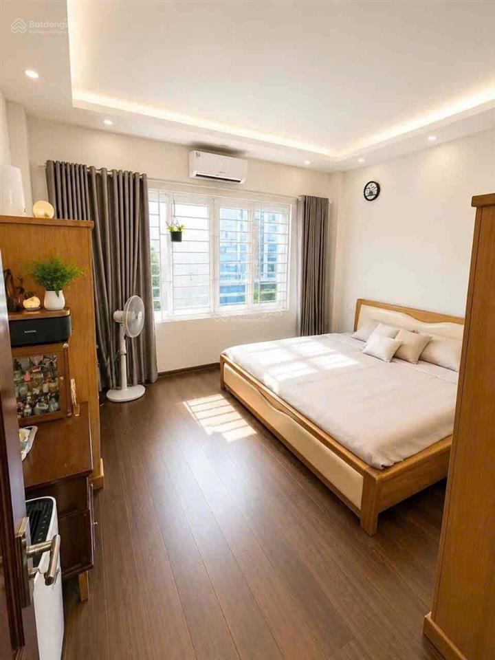 Cần bán gấp nhà 5 tầng phố đội cấn, sổ đỏ vuông đét