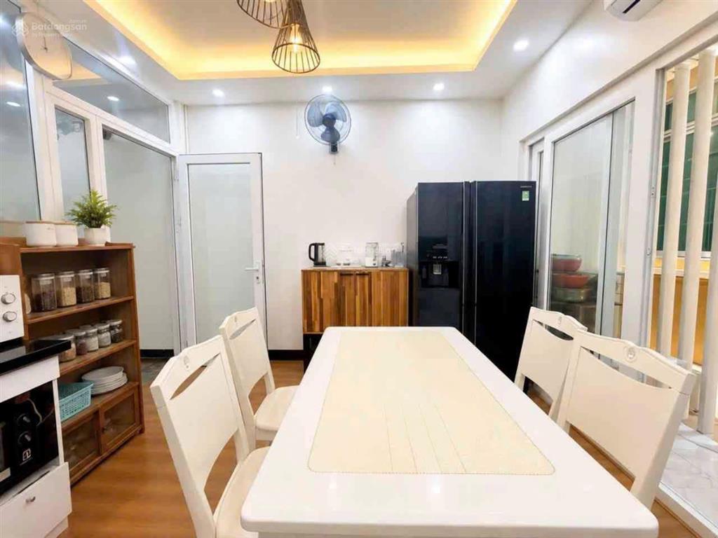 Cần bán gấp nhà 5 tầng phố đội cấn, sổ đỏ vuông đét