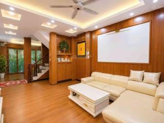 Cần bán gấp nhà 5 tầng phố đội cấn, sổ đỏ vuông đét