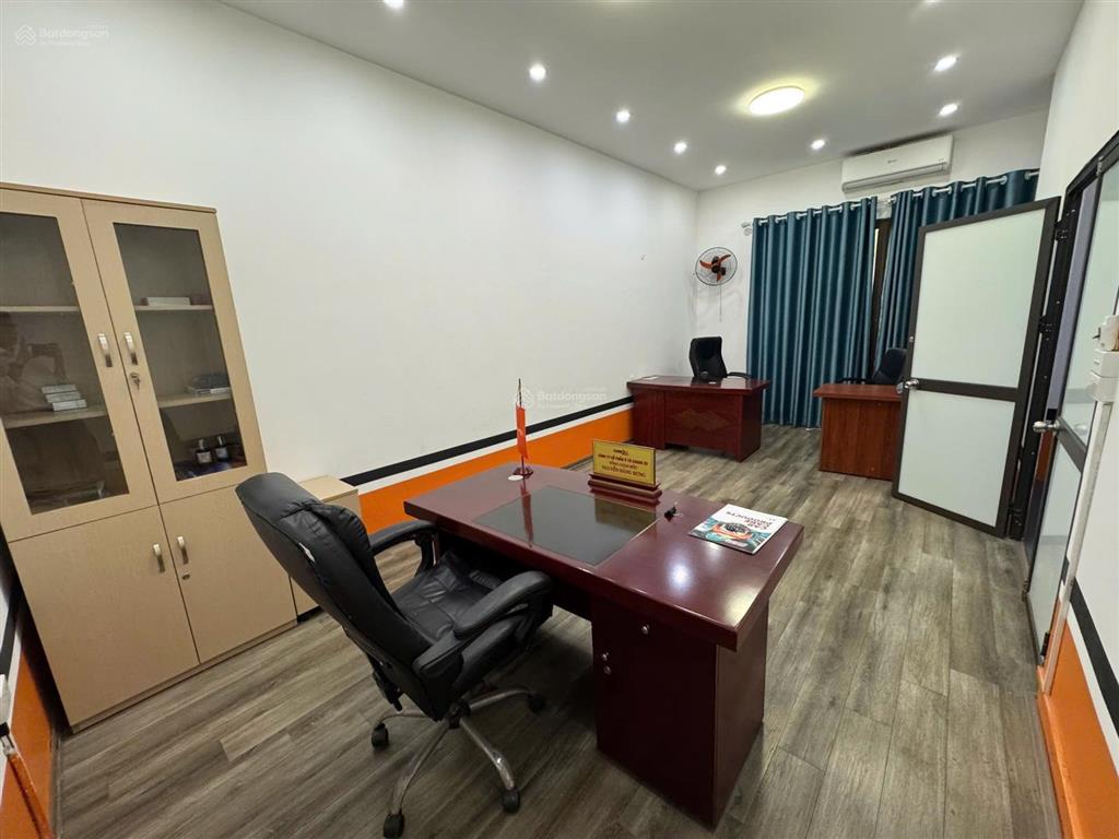 Cho thuê văn phòng tầng 2 đường hoàng quốc việt diện tích 140m²