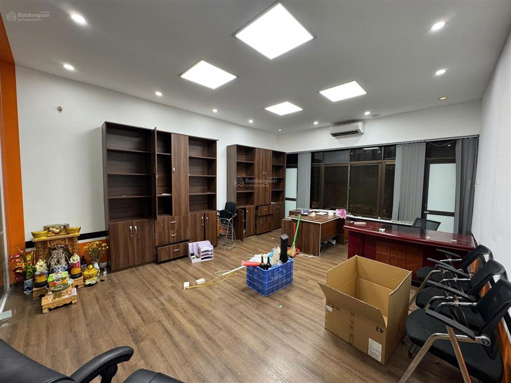 Cho thuê văn phòng tầng 2 đường hoàng quốc việt diện tích 140m²
