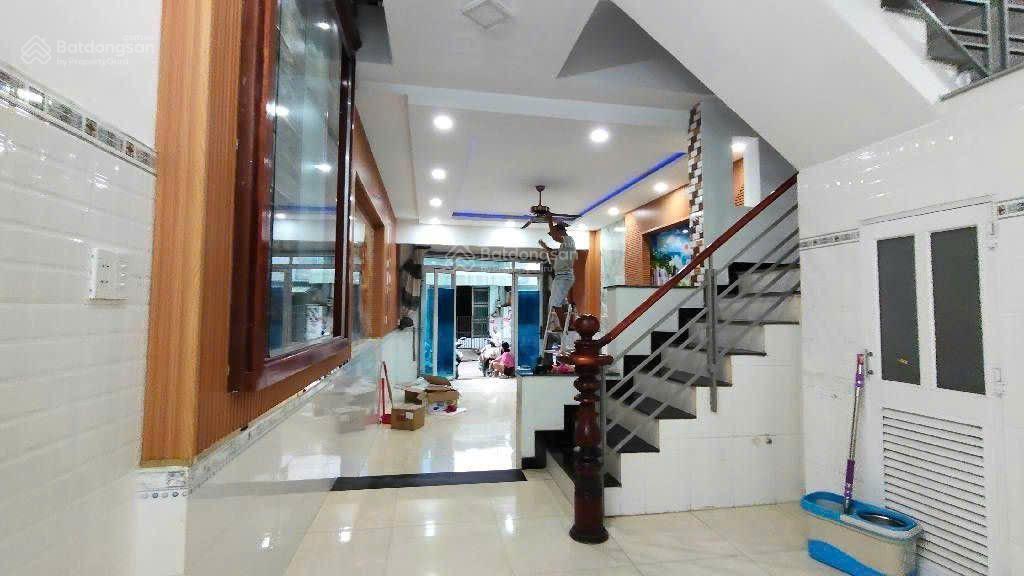 Bán nhà 2 tầng tân kỳ tân quý hẻm xe tải thông.
giá bán 5.2 tỷ (còn thương lượng)