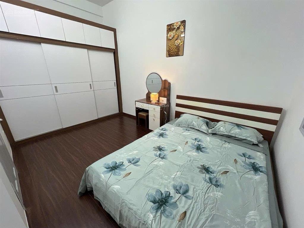 Gấp 1 nhà ra phố la thành  dt 45m  ô tô 7 chỗ vào nhà  kinh doanh sầm uất