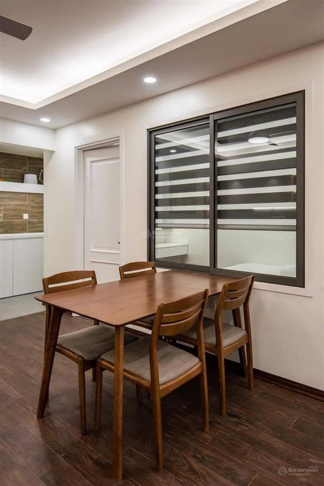 Căn hộ có ban công siêu thoáng, đẹp, phố huế, dt 80m2, gồm 2 pn, vs khép kín giá 20 triệu.