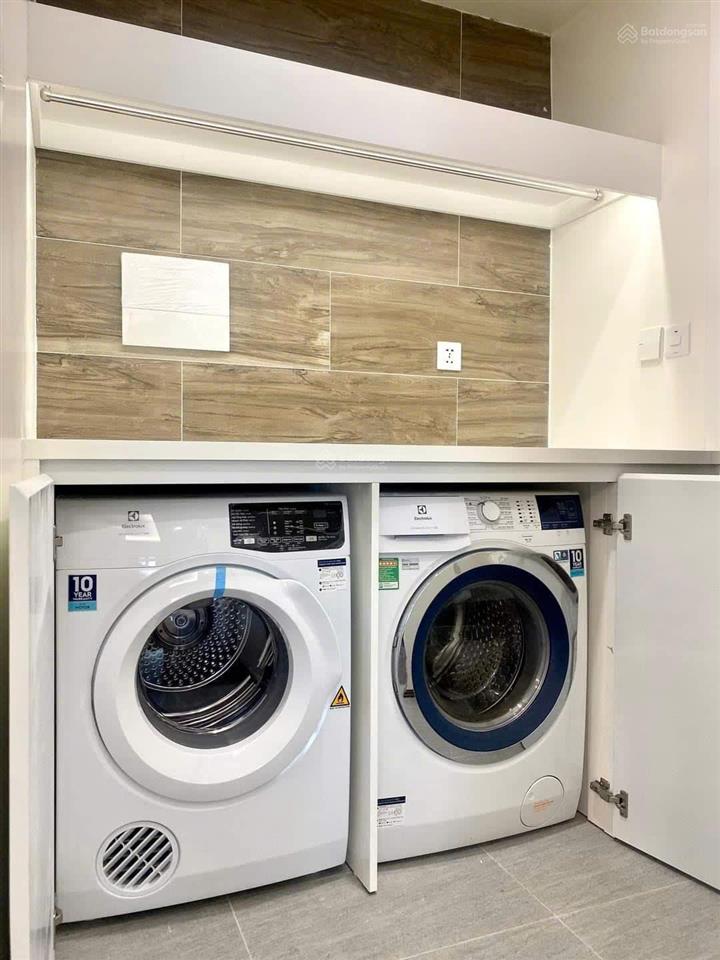 Căn hộ có ban công siêu thoáng, đẹp, phố huế, dt 80m2, gồm 2 pn, vs khép kín giá 20 triệu.