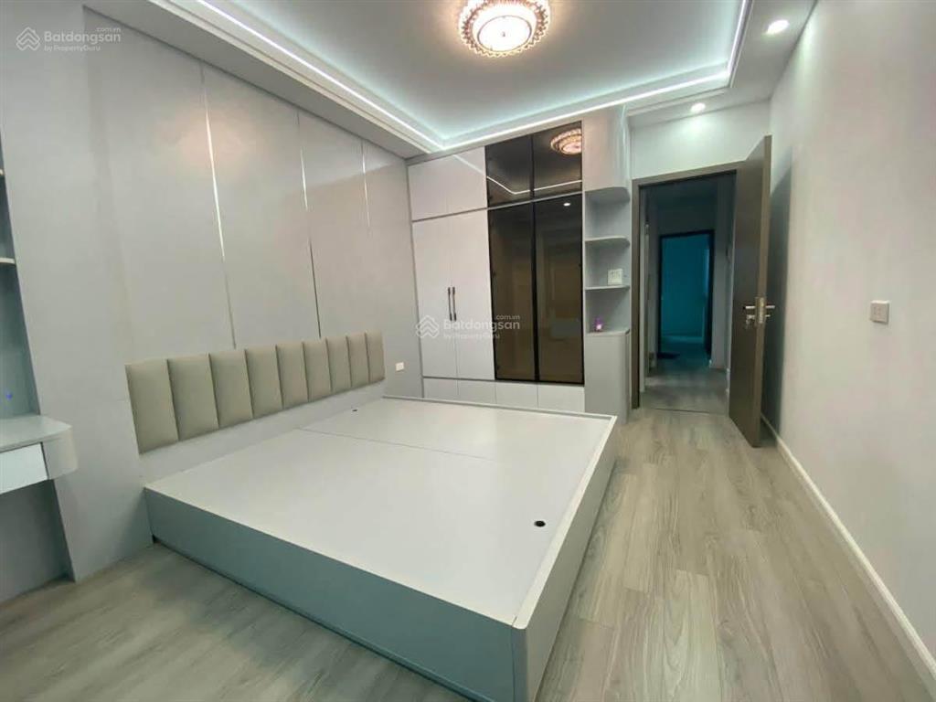 Đường láng phân lô cán bộô tô đỗ cửa 5 tầng thang máy 2 mặt thoáng nhà mới đẹp ở ngay.