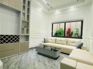 Đường láng phân lô cán bộô tô đỗ cửa 5 tầng thang máy 2 mặt thoáng nhà mới đẹp ở ngay.