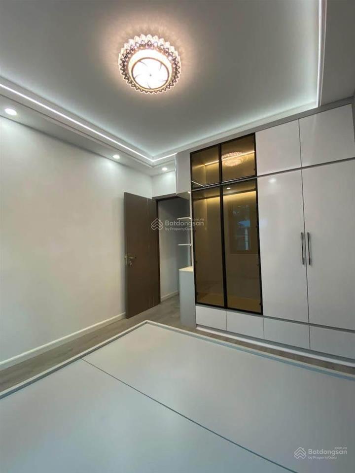 Đường láng phân lô cán bộô tô đỗ cửa 5 tầng thang máy 2 mặt thoáng nhà mới đẹp ở ngay.