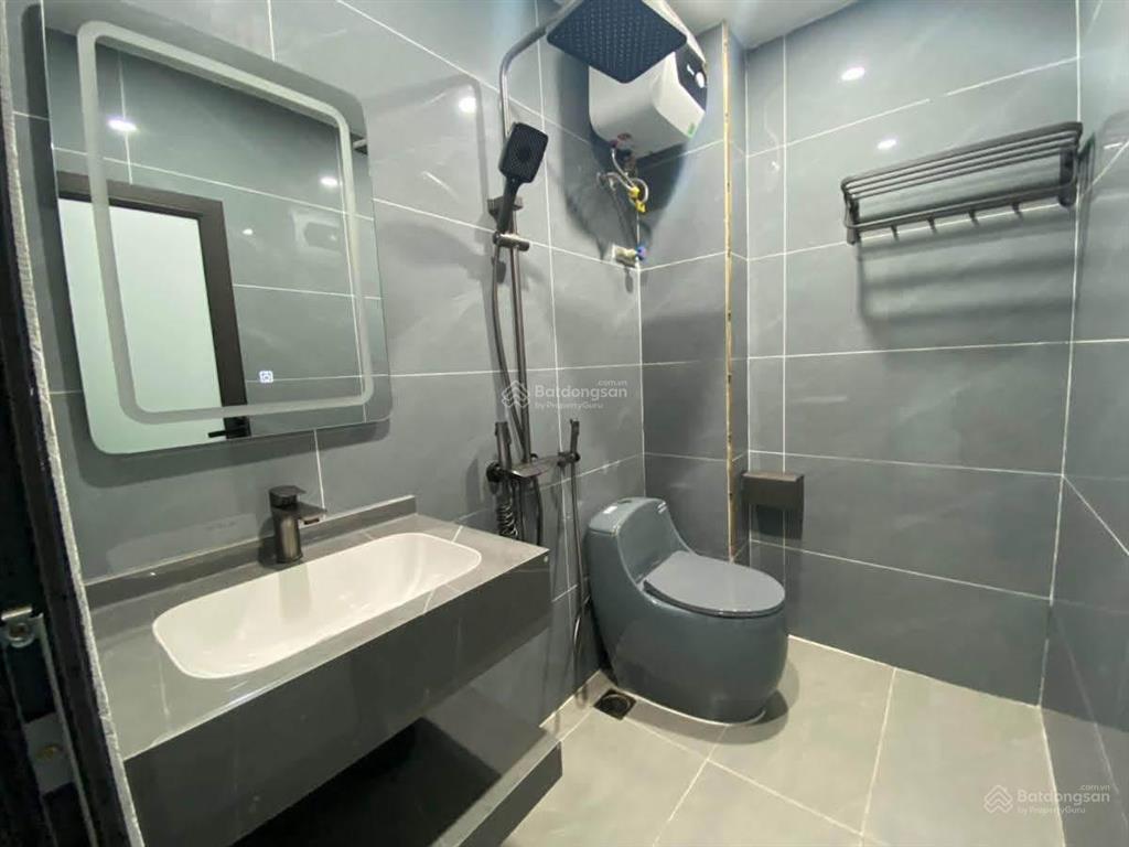 Đường láng phân lô cán bộô tô đỗ cửa 5 tầng thang máy 2 mặt thoáng nhà mới đẹp ở ngay.