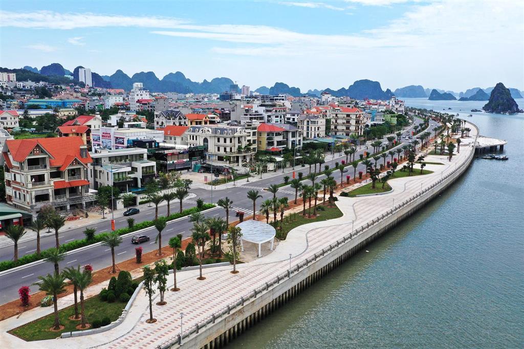 Bán nhà mặt đường bao biển trần quốc nghiễn hạ long, cột 5, giá 300tr/m2