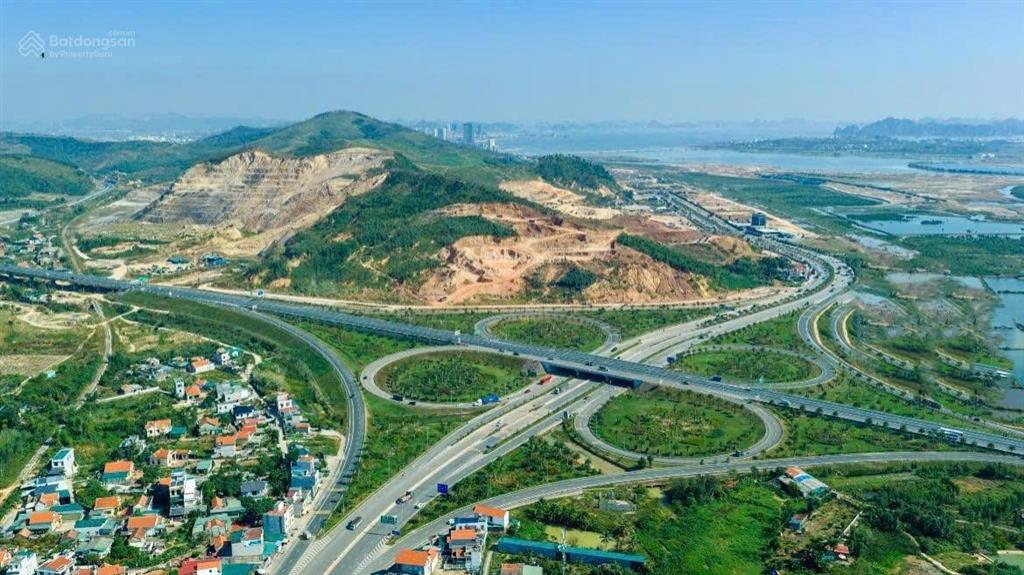 Chính chủ cần bán hơn 2000m2 đất trước mặt công viên rừng hạ long