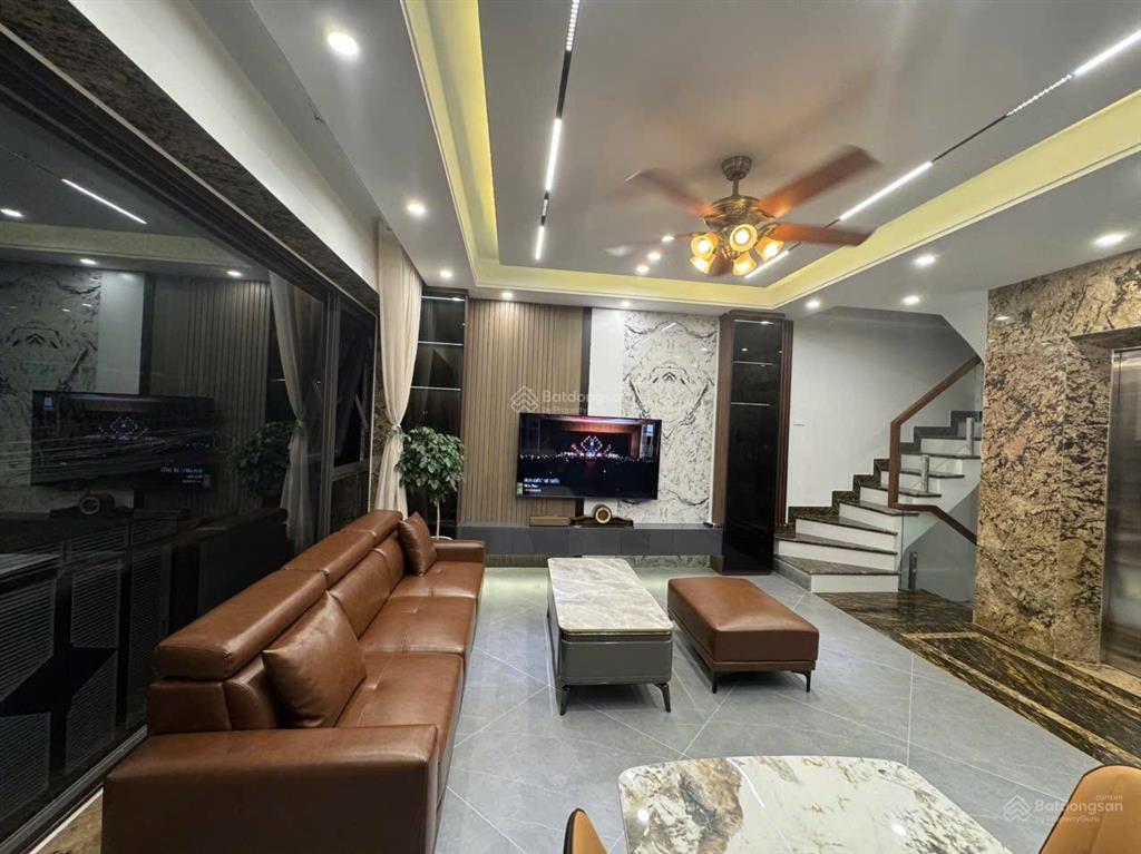 Cho thuê nguyên căn phố trạm  6 tầng gara ô tô thang máy  full nội thất  cách mp 30m