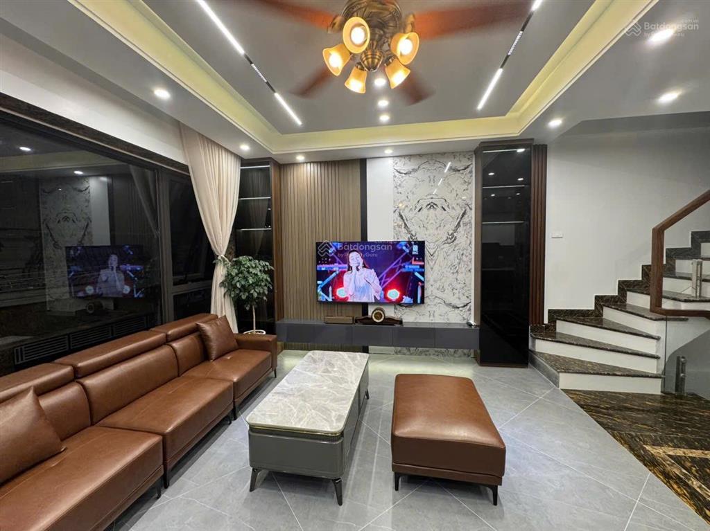 Cho thuê nguyên căn phố trạm  6 tầng gara ô tô thang máy  full nội thất  cách mp 30m