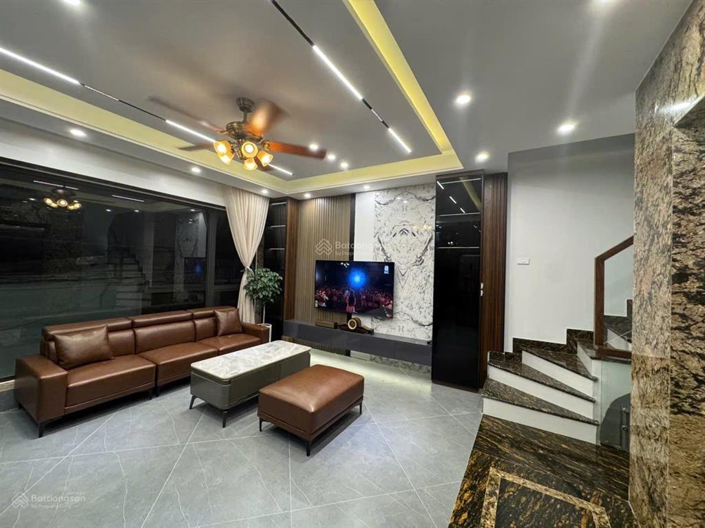 Cho thuê nguyên căn phố trạm  6 tầng gara ô tô thang máy  full nội thất  cách mp 30m