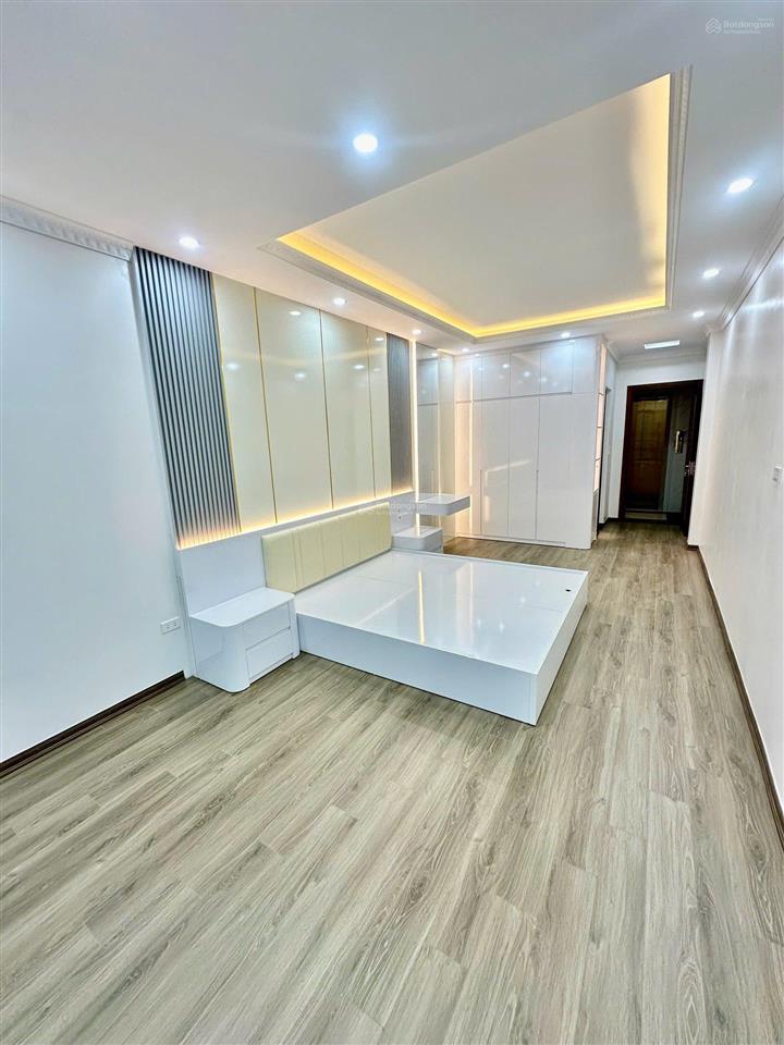Quận cầu giấy. ô tô 4 chỗ đỗ cửa. dt 47m2. nhà mới 7 tầng, thang máy. giá chào 14,2 tỷ