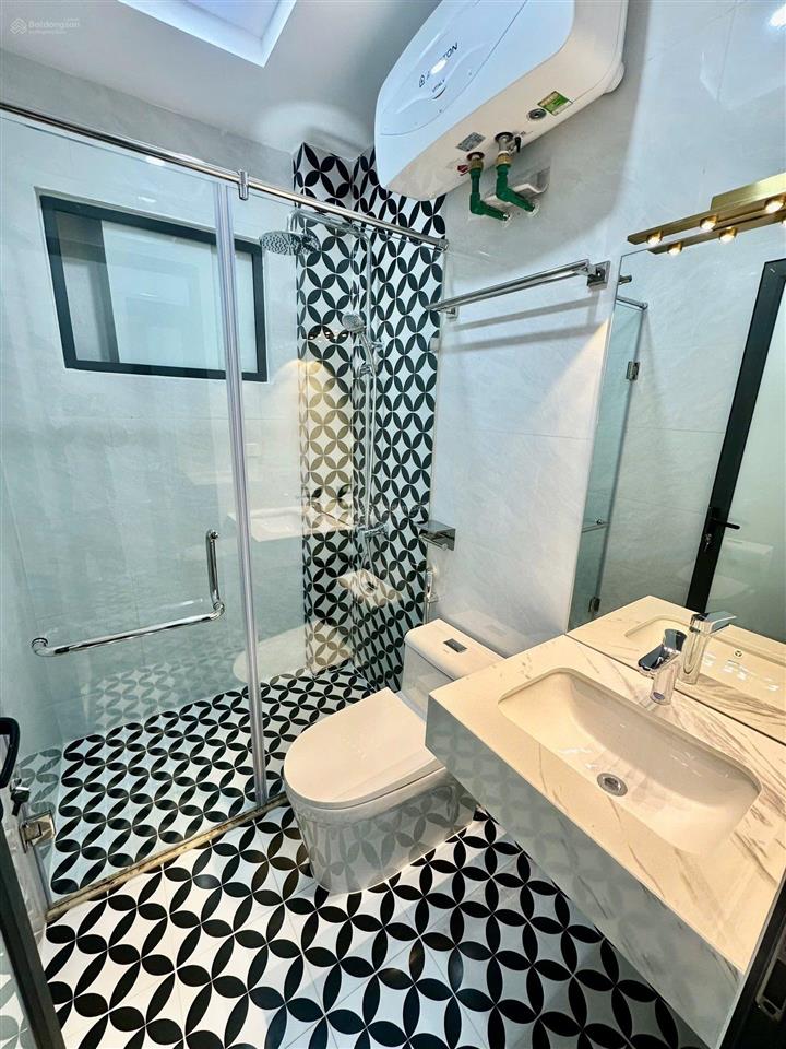 Quận cầu giấy. ô tô 4 chỗ đỗ cửa. dt 47m2. nhà mới 7 tầng, thang máy. giá chào 14,2 tỷ