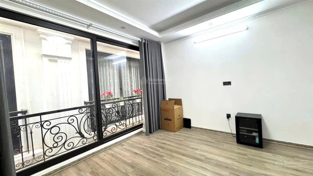Bán nhà tại phố yên hòa, cầu giấy. khu dân trí cao. dt 31m2. mt 5m. xây 5 tầng mới. giá chào 8.5 tỷ